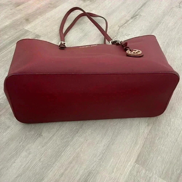MICHAEL KORS Jet Set Leather Cherry Laptop Large Tote Handbag - Picture 4 of 10